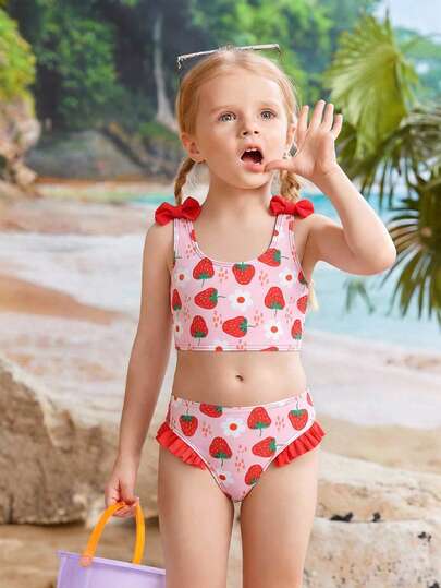 SHEIN Conjunto de traje de baño casual y lindo con estampado de fresas rojas para niñas, decorado con un lazo rojo en el hombro, adecuado para vacaciones, desbloqueando la moda de verano