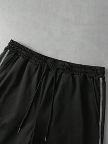 PAVTROS Bộ đồ nam tối giản in họa tiết, cổ tròn, tay ngắn gồm áo thun và quần short. - màu đen - Xem 7