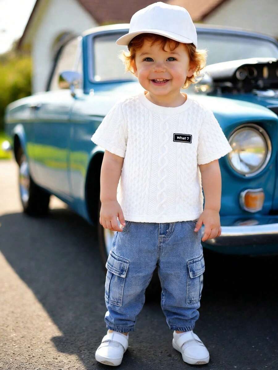 SHEIN Playful Pals Top décontracté texturé à manches courtes avec lettre ample pour bébé garçon en blanc, assorti avec un pantalon en jean. Convient pour les sorties quotidiennes, les loisirs, les sorties en famille et les événements sociaux - Multicolore - View 1