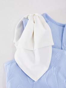 SHEIN 女童蓝色单朵花图案纹理面料肩带拼接白色蝴蝶结装饰连衣裙，时尚 - 藍色 - 查看 5