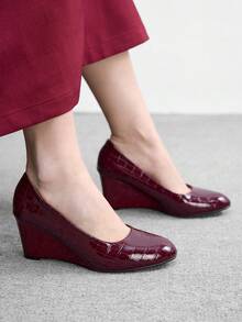 CUCCOO BIZCHIC Burgundy Crocodile Pattern Patent Leather Wedge Pumps, Retro, Fashionable And Versatile Commuting Style - Burgundy alligator pattern - View 4