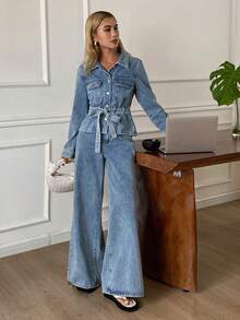 DAZY 女士牛仔外套，带领子和腰带，收腰设计，宽松牛仔裤套装，休闲都市风 - 中等水洗藍 - 查看 5