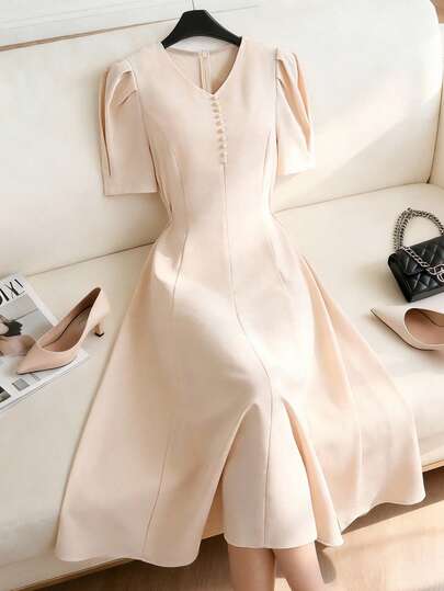 Franclia 优雅时尚简约V领收腰短袖中长连衣裙，适合通勤穿着。