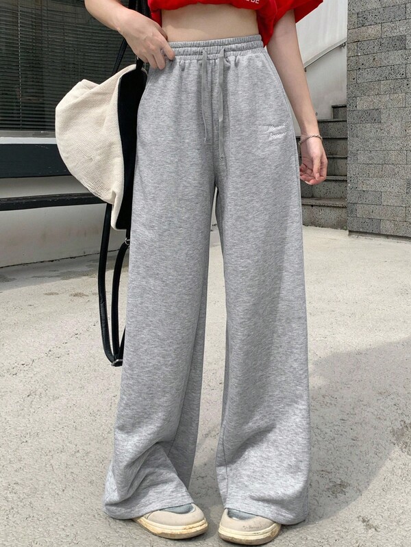 Dazy Tall Bộ đồ thể thao nữ dáng dài, tối giản, thêu chữ, gồm áo nỉ và quần dài.