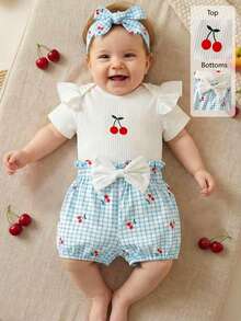 SHEIN Playful Pals 2件套新生女婴圆领荷叶袖露肩樱桃水果印花按扣裆部连体衣+松紧腰蓝色蝴蝶结格子印花灯笼裤短裤，配发带，休闲可爱乡村风套装，适合夏季郊游和度假。 - 淺藍色 - 查看 3
