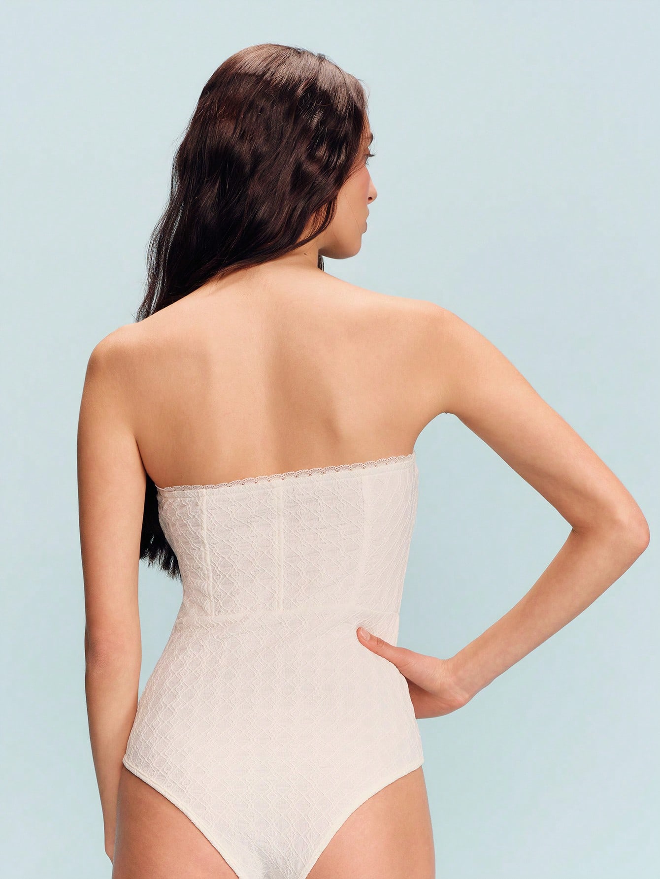 クリームのテクスチャーボディスーツ、レースとミニレッドサテンのバラのトリミング、かわいいヴィンテージスタイルの春夏