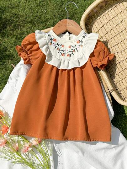 SHEIN Vintaside Kids Un vestido de manga abullonada con bordado floral en melocotón y marrón para una bebé niña, adecuado para fiestas de verano, eventos formales y uso diario, en estilo árabe tradicional