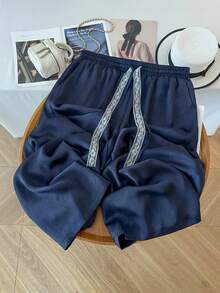 GlowEve CURVE Pantalones de pierna ancha con cinturón de encaje de contraste de satén jacquard para mujer de talla grande - Negro - Ver 3