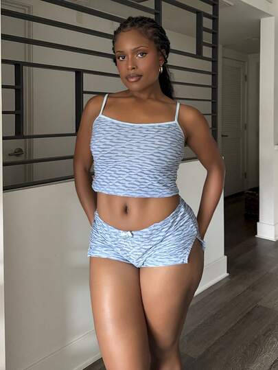 Tyla Gomez 1 套吊带背心和低腰短裤套装，夏季时尚