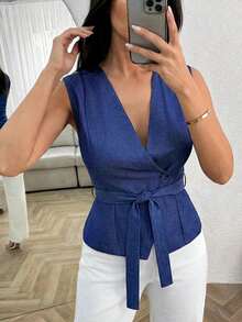 EURMUSE Blusa feminina azul marinho sem mangas, estilo regata transpassada, com decote em V, amarração ajustável na cintura e detalhe de botões. Blusa casual e elegante. - Azul - Ver 4
