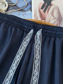 GlowEve CURVE Pantalones de pierna ancha con cinturón de encaje de contraste de satén jacquard para mujer de talla grande - Negro - Ver 6