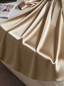 GlowEve CURVE 大码女式优雅休闲通勤日常缎面长袖交叉领长连衣裙，带系带蝴蝶结 - 卡其色 - 查看 4