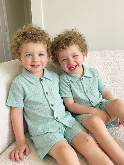 SHEIN 2件套男童休闲简约轻薄华夫格拼接短袖开衫短裤套装，适合户外夏季穿着