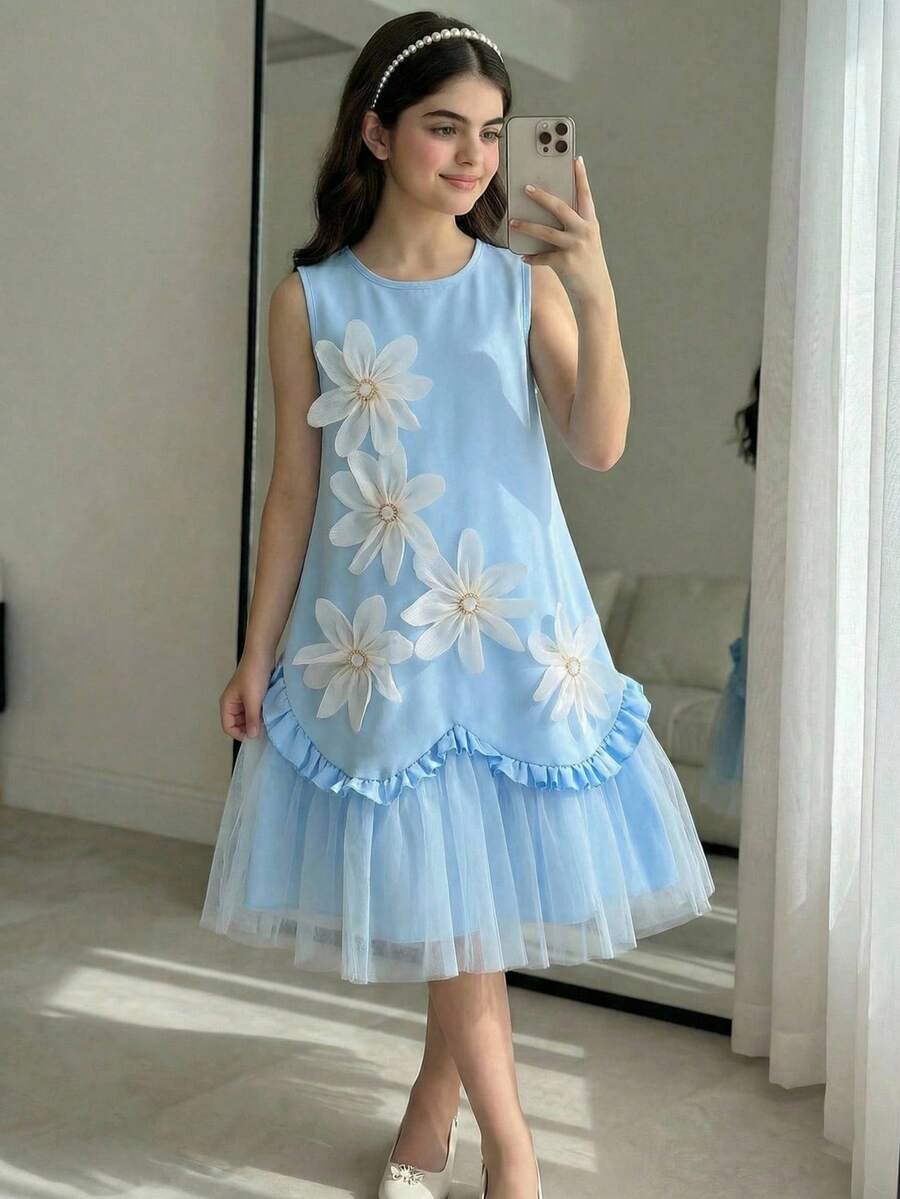 这款甜美优雅的修身连衣裙，浅蓝色圆领无袖设计，饰有5朵3D立体花朵贴花，蕾丝滚边下摆搭配荷叶边网纱拼接，及膝款式，非常适合日常穿着和购物外出。 - 藍色 - 查看 1