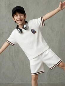 SHEIN Casuvi Kids 男童夏季休闲运动日常穿着字母刺绣撞色条纹饰边短袖T恤和短裤套装 - 白色 - 查看 3