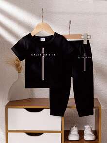 Playful Pals Bộ 2 món cho bé trai, áo thun ngắn tay và quần dài in chữ "CALIFORNIA" màu đen tối giản, chất liệu nhẹ, thời trang và thoải mái cho mùa hè. - màu đen - Xem 3