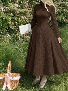 SHEIN MOD 这款复古魅力杏色纯色提花长袖立领连衣裙，优雅迷人，是约会、派对、度假的完美之选，也适合邮轮旅行、毕业典礼、夏威夷风情、嘉年华、飘逸长裙、舞会礼服和下午茶等场合。 - 棕色 - 查看 2