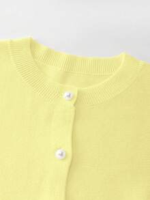 SHEIN Franclia Áo thun nữ tay ngắn cổ tròn, màu trơn, cài một hàng cúc, kiểu dáng thường ngày, chất liệu dệt kim. - Màu vàng - Xem 5