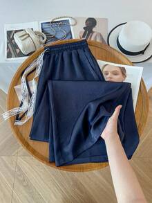 GlowEve CURVE Pantalones de pierna ancha con cinturón de encaje de contraste de satén jacquard para mujer de talla grande - Negro - Ver 2