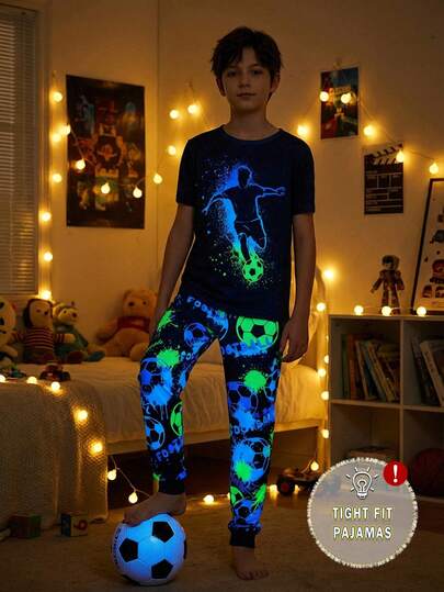 2 piezas Conjunto de pijama deportivo con estampado de fútbol para niños, de ajuste ceñido, cómodo y que brilla en la oscuridad, con top de manga corta y pantalón largo
