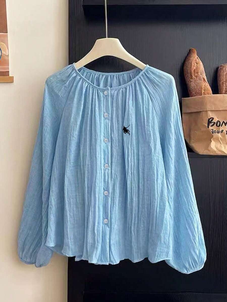 GlowEve Camisa holgada casual de mujer con cuello redondo, abotonadura sencilla, mangas abullonadas y textura plisada con bordado - Azul - Ver 1