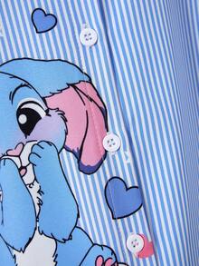 SHEIN 女童清新蓝白条纹卡通印花衬衫，翻领单排扣设计，长袖直筒宽松版型，新款时尚童装，休闲可爱俏皮风格，适合女孩日常外出、上学、玩耍、春秋季穿着。 - 藍色 - 查看 4