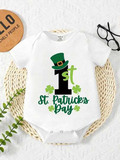 Sombrero de trébol de personalidad creativa y minimalista refrescante para niños pequeños, estilo casual de primavera y verano, con estampado de lunares y estampado de eslogan de letras, mono de manga corta de cuello redondo básico cómodo, estilos de verano acogedores adecuados para primavera y verano, atuendos con ambiente festivo