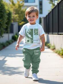 Set de 2 piezas de top de manga corta con cuello redondo y pantalones con estampado de letra minimalista casual para niño - Multicolor - Ver 1