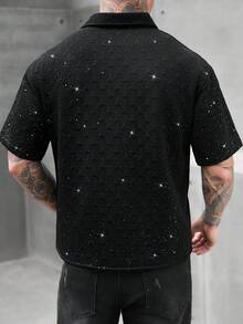 Manfinity Homme Áo sơ mi nam tay ngắn cài cúc phía trước mùa hè, chất liệu vải bóng họa tiết răng cưa độc đáo, áo sơ mi nam đính đá, áo sơ mi nam tay ngắn, áo sơ mi đen nam, áo sơ mi có cổ nam, phong cách cổ điển, thích hợp cho mặc hàng ngày, những chuyến đi cuối tuần, hoạt động ngoài trời, du lịch, môi trường làm việc thoải mái hoặc các dịp bán trang trọng, quà tặng cho bạn trai/chồng, quà kỷ niệm/sinh nhật, tiệc tùng, kỳ nghỉ hè, đám cưới, từ xuân sang hè, lễ hội Mardi Gras, áo sơ mi nam tay ngắn cài cúc màu đen lấp lánh, phong cách cho các bữa tiệc. - màu đen - Xem 2