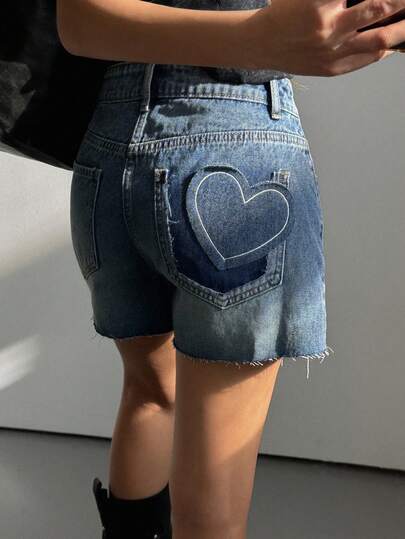 DAZY Quần short denim nữ dáng suông, cạp thường, gấu quần rách, túi sau trang trí hình trái tim, kiểu dáng thường ngày.