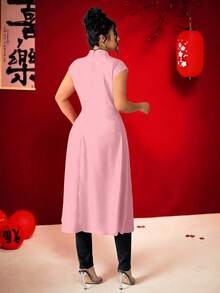 SHEIN Elenzya 大码女式优雅旗袍领中式纽扣腰部开衩不对称衬衫，适合情人节穿着 - 粉色 - 查看 2