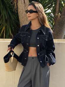 DAZY Blusa corta de mezclilla lavada con cuello vuelto, cintura elástica, volantes en el bajo y mangas largas - Azul lavado oscuro - Ver 4