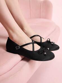 CUCCOO DOLLMOD 黑色仿丝缎面柔软蝴蝶结交叉绑带平底芭蕾舞鞋玛丽珍鞋，女士款 - 黑色 - 查看 1
