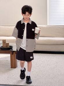 SHEIN Little Byeori 两件套男童舒适休闲宽松韩版条纹短袖衬衫短裤套装，适合春夏日常穿着、运动、上学、聚会、度假、拍照、返校季等场合。 - 黑色 - 查看 7