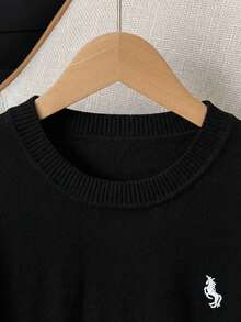 Everyssa Bộ đồ 2 món gồm áo crop top tay ngắn thêu họa tiết kẻ sọc tương phản và chân váy mini xếp ly cạp cao dành cho nữ. - Nhiều màu - Xem 4