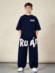 SHEIN 2件套儿童/青少年男童休闲日常舒适字母印花圆领短袖T恤和针织裤套装 - 藏蓝色 - 查看 2