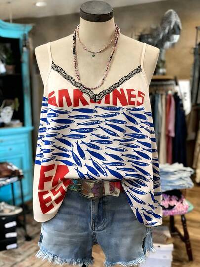 Voyazaga 2026年大码女装春夏新品：独特俏皮休闲百搭米白色蕾丝领沙丁鱼印花吊带背心，完美搭配春夏装束