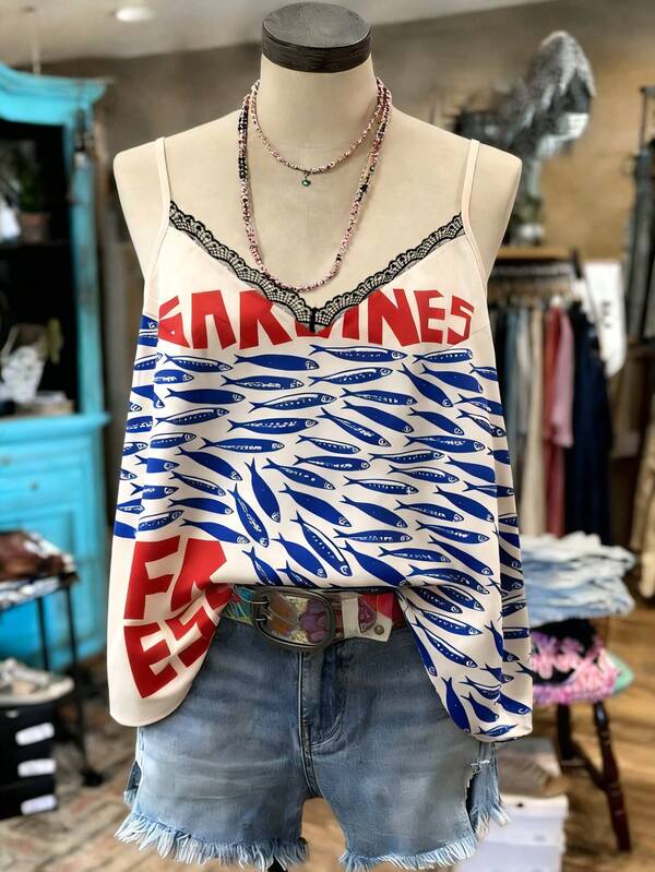 Voyazaga 2026年大码女装春夏新品：独特俏皮休闲百搭米白色蕾丝领沙丁鱼印花吊带背心，完美搭配春夏装束