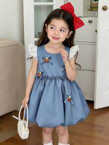 SHEIN Vintaside Kids 1件女婴夏季新款牛仔风蝴蝶结樱桃装饰荷叶边灯笼袖可爱休闲连衣裙，韩版 - 藍色 - 查看 3