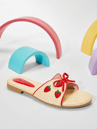 Mini mi #SweetBreeze 女童草编纹理草莓刺绣蝴蝶结装饰拖鞋 – 可爱、清新、适合夏季穿着。