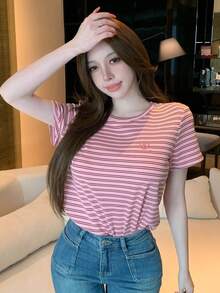 DAZY 春夏爱心刺绣撞色条纹圆领休闲T恤，女士款，适合音乐节、情人节、婚礼、街头、海滩等场合。 - 西瓜粉 - 查看 5