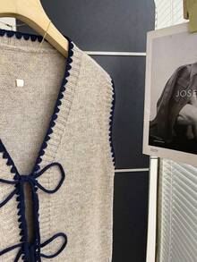 Franclia Áo vest dệt kim buộc dây thanh lịch, nhẹ nhàng, cổ chữ V, viền đen lượn sóng tương phản, dây rút phía trước, màu nền đơn giản làm nổi bật các chi tiết tinh tế, chất liệu dệt kim mềm mại, thoáng khí, thoải mái khi mặc cùng áo sơ mi công sở, áo phông, áo khoác mỏng vào đầu mùa thu, đa năng, dáng hơi rộng, tôn dáng, dây rút điều chỉnh được. - Màu Khaki - Xem 6