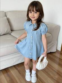 Genkimix Kids 这款时尚百搭的女童牛仔连衣裙，采用复古浅蓝色牛仔布，饰以白色英文刺绣图案，领口饰有荷叶边下摆，修身长袖设计，面料舒适透气，适合休闲外出和上学穿着，春夏秋冬四季皆宜。 - 淺色水洗藍 - 查看 9