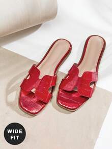 SHUZIA Dép lê nữ Luxe Essentials dáng rộng, chất liệu PU bóng cao cấp, màu đỏ, họa tiết dập nổi, lấy cảm hứng từ vùng Riviera Pháp, với các đường cắt kiến trúc tinh tế, phù hợp cho những đêm nghỉ dưỡng sang trọng hay phong cách thành thị hiện đại. Món quà Ngày của Mẹ hoặc Giáng sinh tuyệt vời. - Đỏ - Xem 4