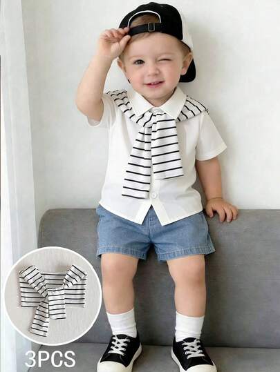 Bộ đồ 2 món cho bé trai mùa xuân/hè, phong cách nghỉ dưỡng thường ngày, chất liệu vải dệt kim jacquard màu xanh nhạt với họa tiết hình học, áo sơ mi cổ bẻ trang trí và quần short trắng cạp chun, mang đến vẻ ngoài hoài cổ kiểu Mỹ, phù hợp cho bé trai đi chơi hàng ngày, du lịch và vui chơi.