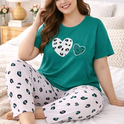 Conjunto de pijama con corazones animal print