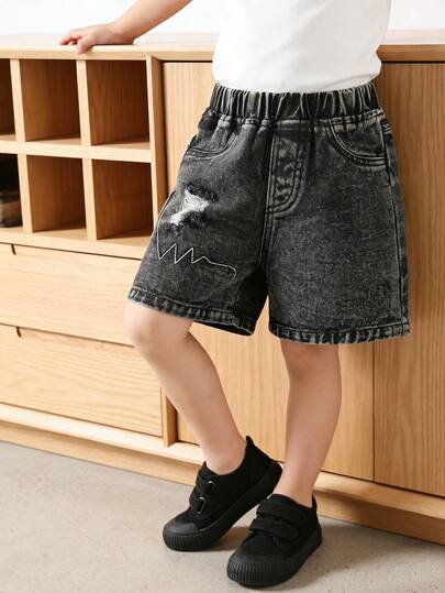 男童休闲牛仔短裤，春夏款，灰色，做旧破洞设计，不对称白色线条刺绣，宽松直筒版型，面料柔软舒适，适合上学、通勤和日常户外穿着。