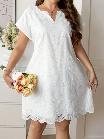 SHEIN LUNE 大码女式V领刺绣休闲短袖连衣裙，适合约会和外出穿着
