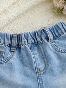 女童时尚韩版柔软牛仔短裤，饰有3D爱心图案，休闲破洞直筒牛仔短裤，适合夏季户外玩耍、派对和节日穿着。 - 淺色水洗藍 - 查看 3