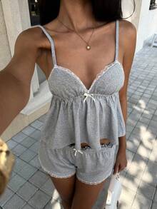 SHEIN Unity Bộ 2 món gồm áo hai dây dệt kim phối ren và quần short cạp chun họa tiết bướm. - Xám - Xem 4